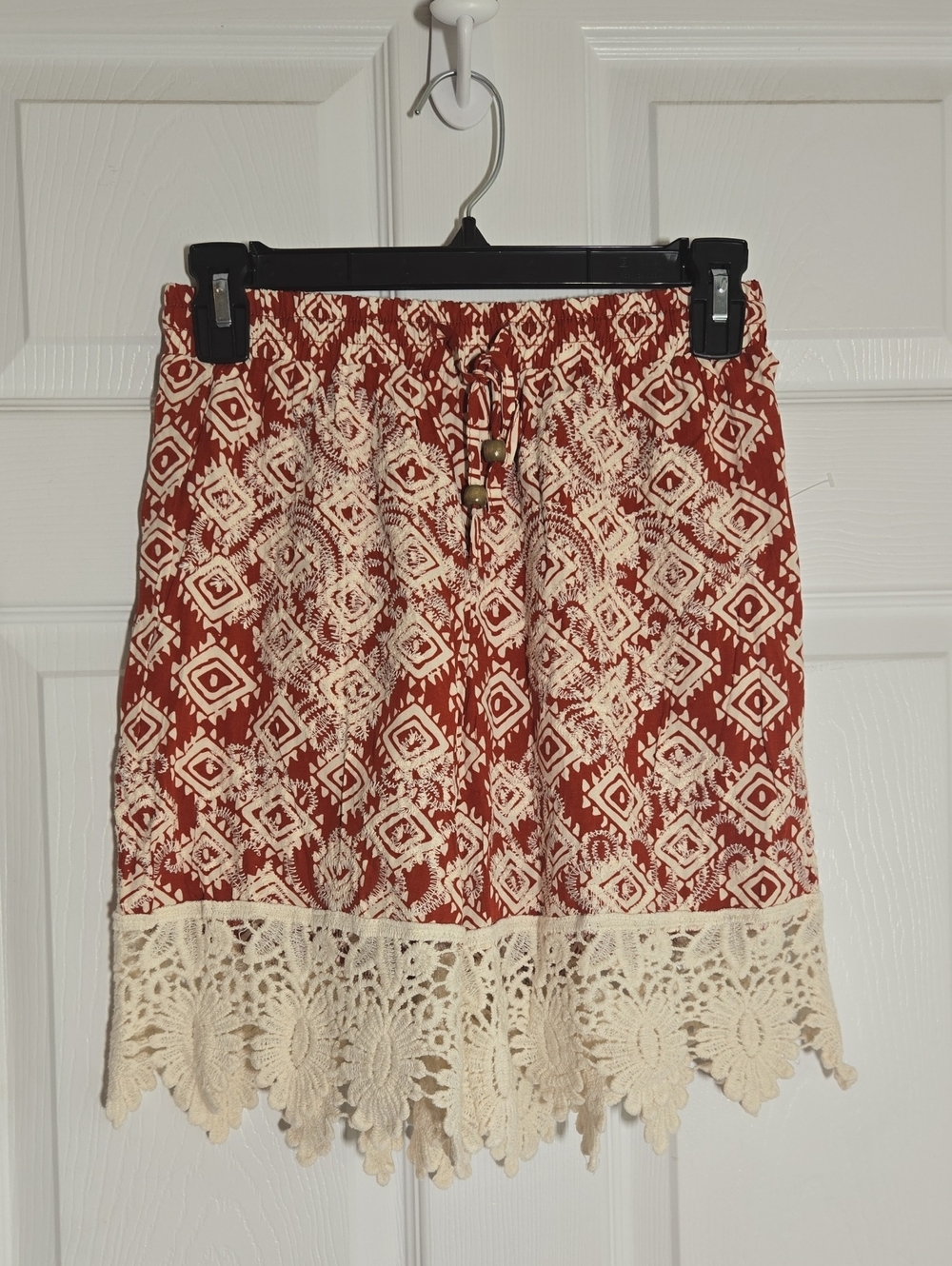 Solitaire New Red Cream Print Embroidered Crochet Trim Shorts Size Small